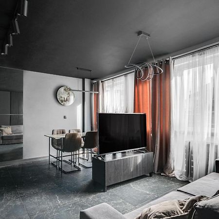 Blacknight Apartment - Self Check-In 24H فروتسواف المظهر الخارجي الصورة