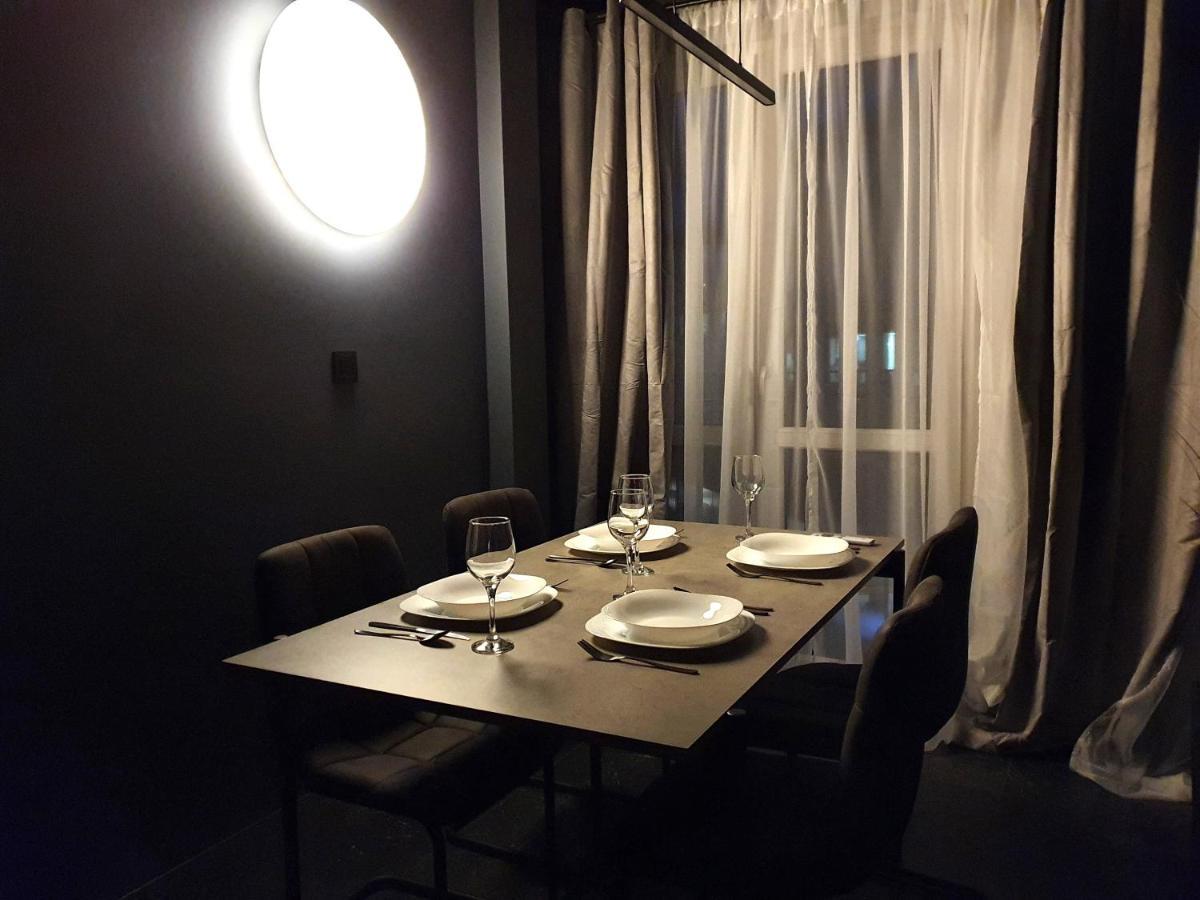 Blacknight Apartment - Self Check-In 24H فروتسواف المظهر الخارجي الصورة