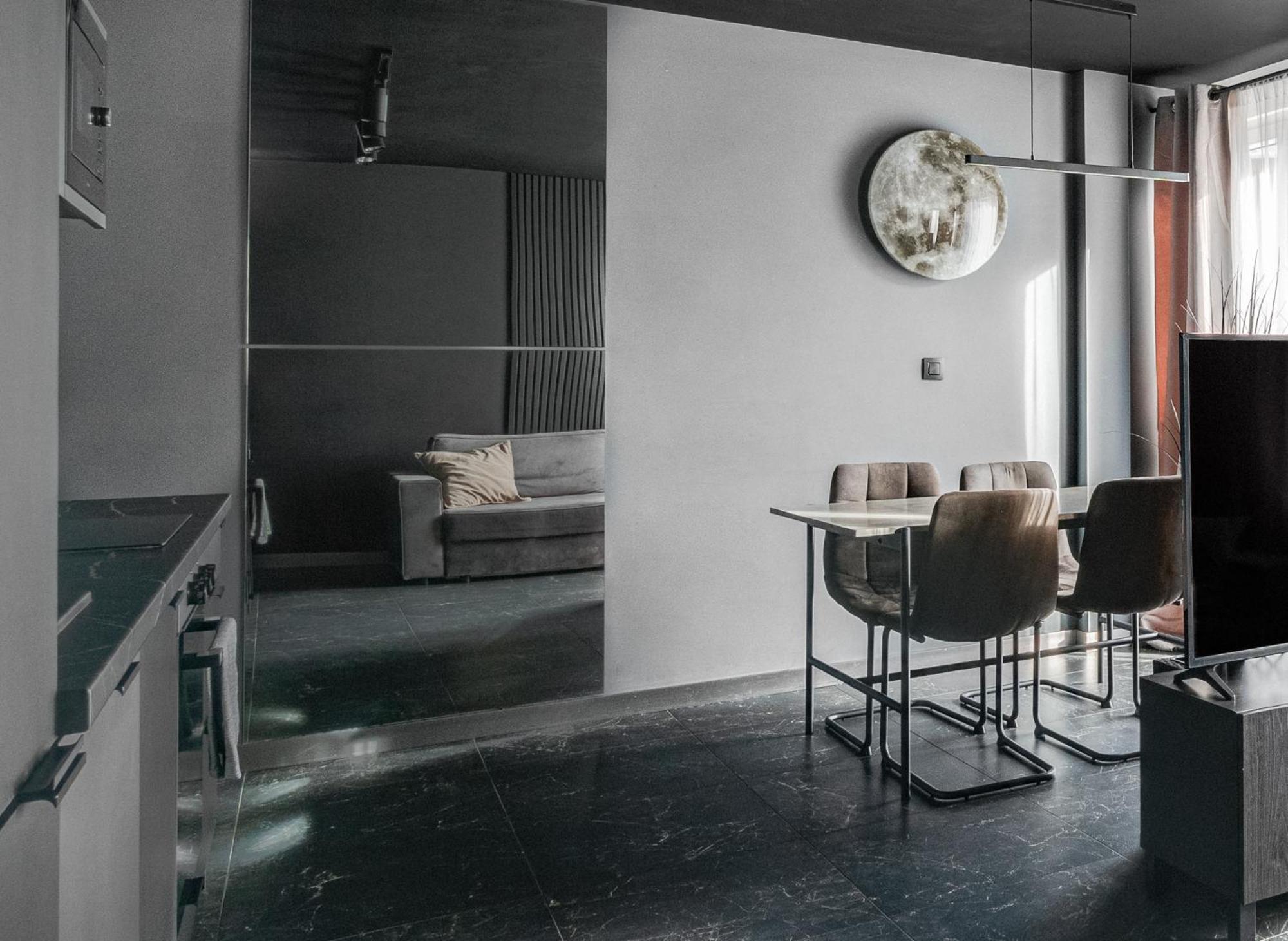 Blacknight Apartment - Self Check-In 24H فروتسواف المظهر الخارجي الصورة