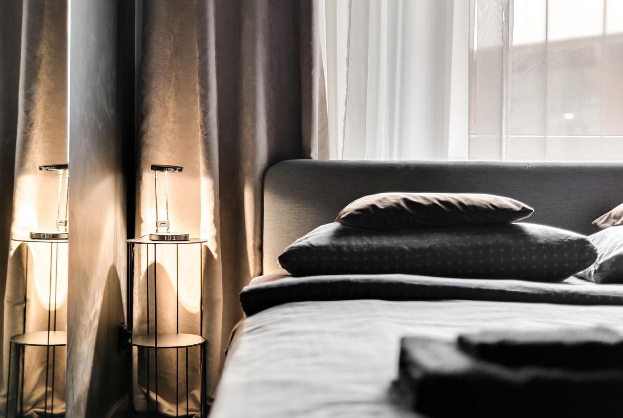 Blacknight Apartment - Self Check-In 24H فروتسواف المظهر الخارجي الصورة