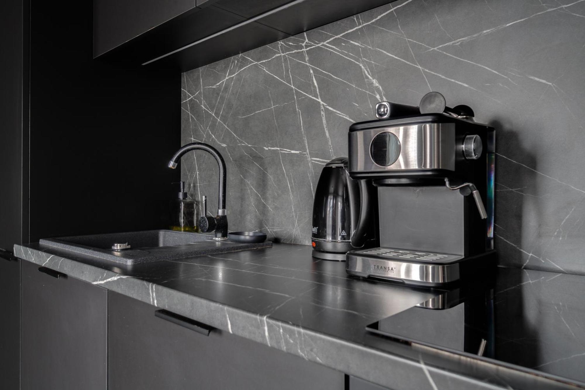 Blacknight Apartment - Self Check-In 24H فروتسواف المظهر الخارجي الصورة