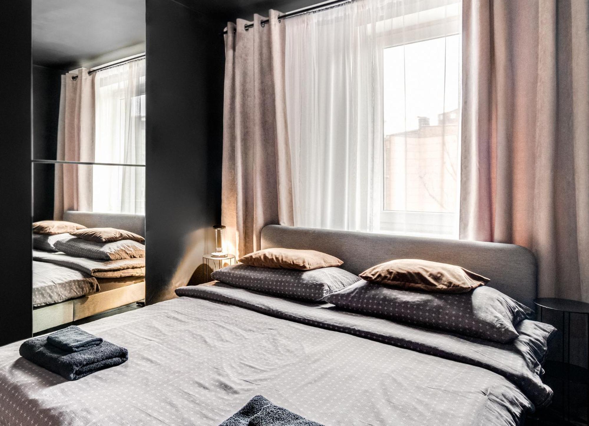 Blacknight Apartment - Self Check-In 24H فروتسواف المظهر الخارجي الصورة