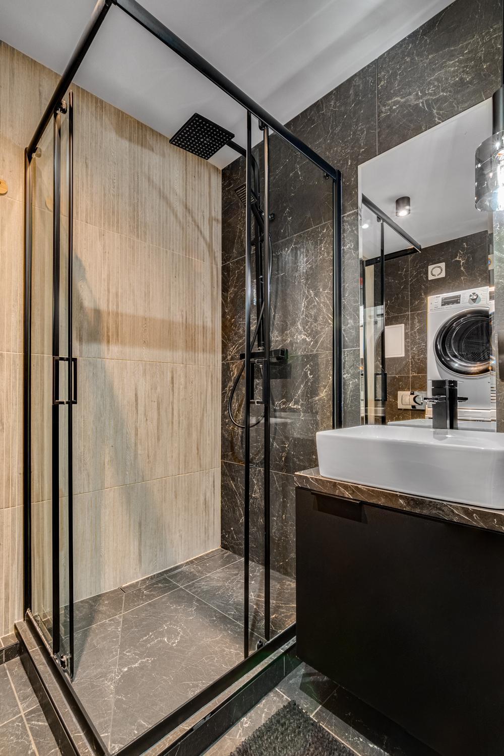 Blacknight Apartment - Self Check-In 24H فروتسواف المظهر الخارجي الصورة