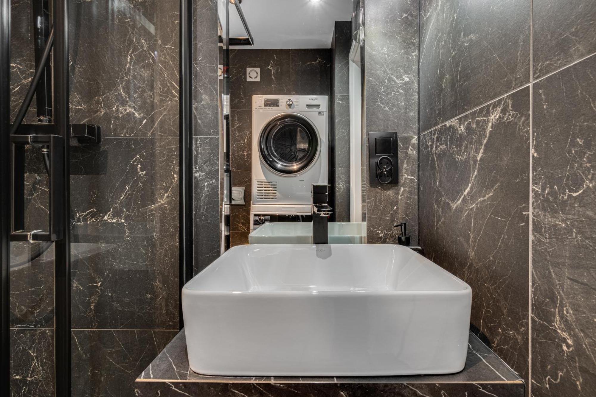 Blacknight Apartment - Self Check-In 24H فروتسواف المظهر الخارجي الصورة