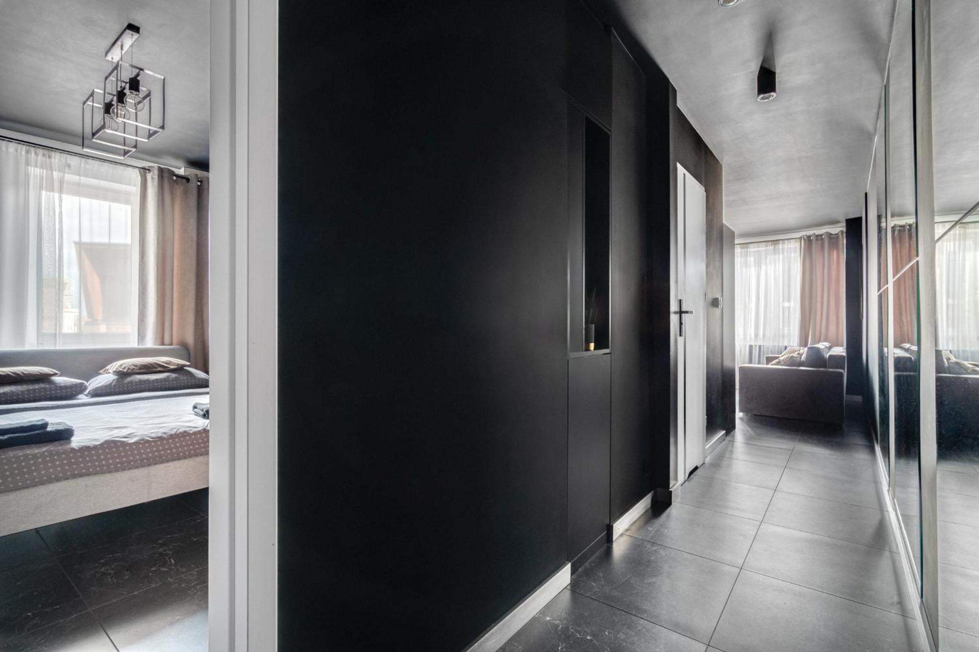 Blacknight Apartment - Self Check-In 24H فروتسواف المظهر الخارجي الصورة